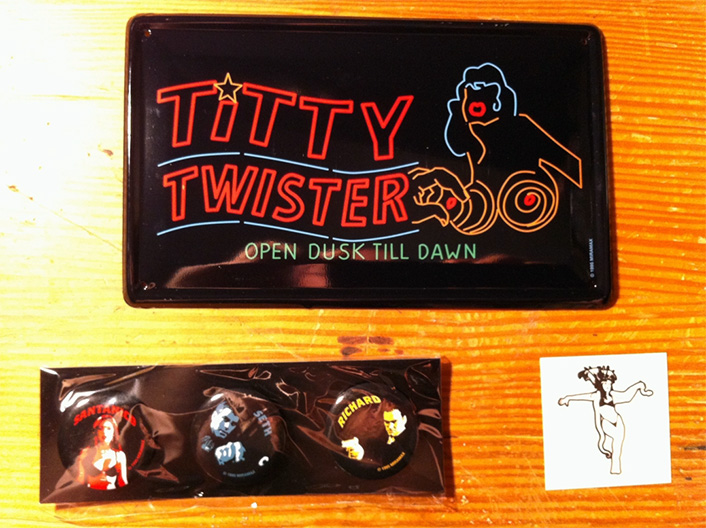 plaque-du-bar-Titty-Twister-+-Badges-Tattoo-une-nuit-en-enfer.jpg