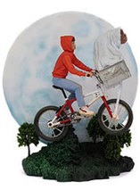 Figurine en résine de E.T et Eliot par Iron Studios