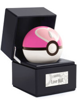 Réplique en métal de la Love Ball dans Pokémon