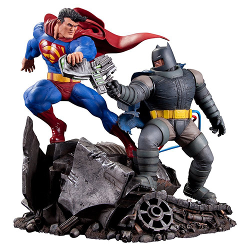 la-figurine-de-superman-vs-batman-par-dc-collectibles-a-moins-de-100e