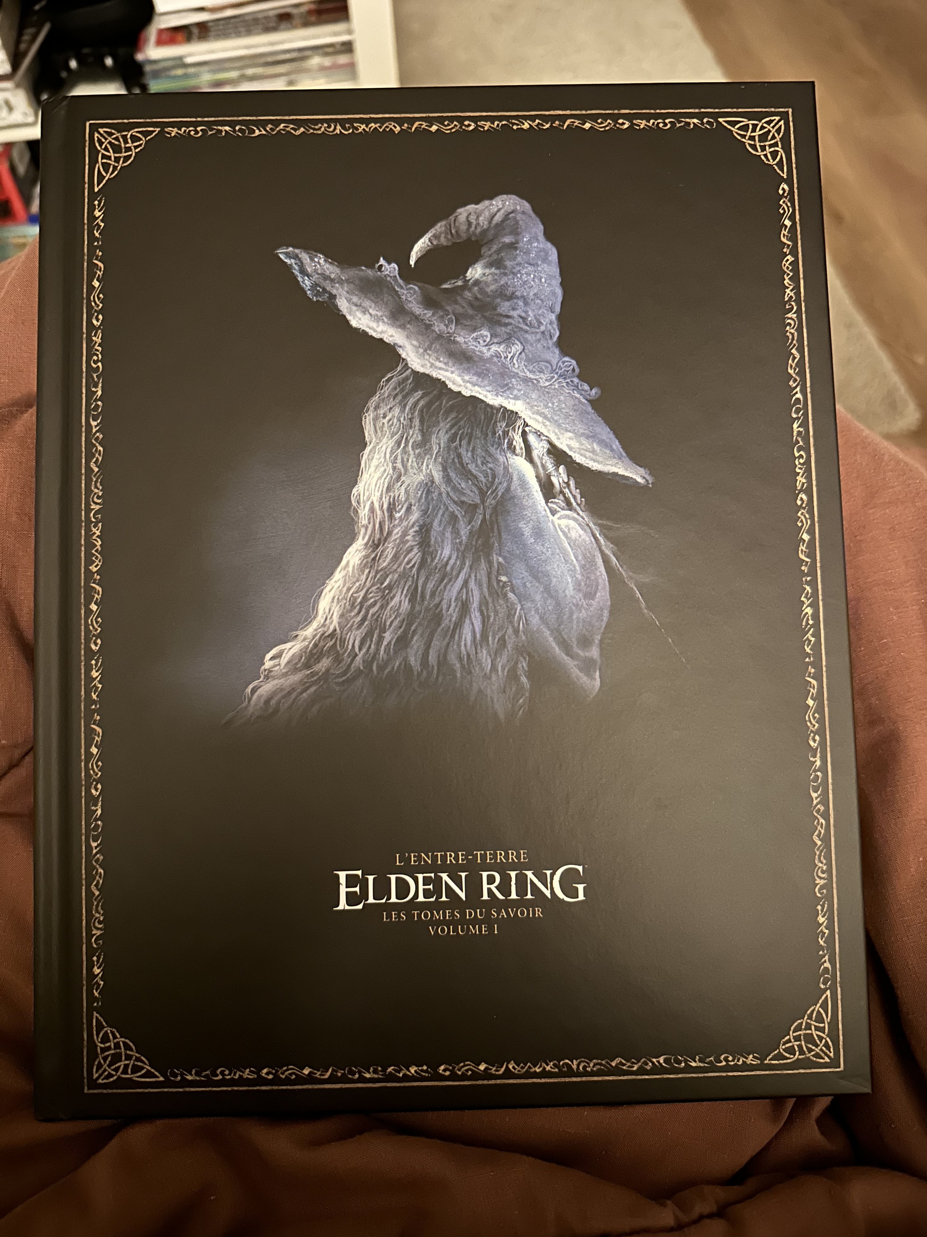 Guide ELDEN RING – L'ENTRE-TERRE LES TOMES DU SAVOIR VOL 1 – NEUF Piggyback